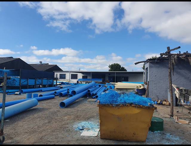 1,100M² FACTORY TO LET IN TRIANGLE FARM